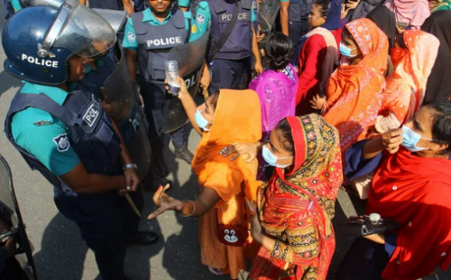 মিরপুরে রাস্তায় নেমে পোশাকশ্রমিকদের বিক্ষোভ